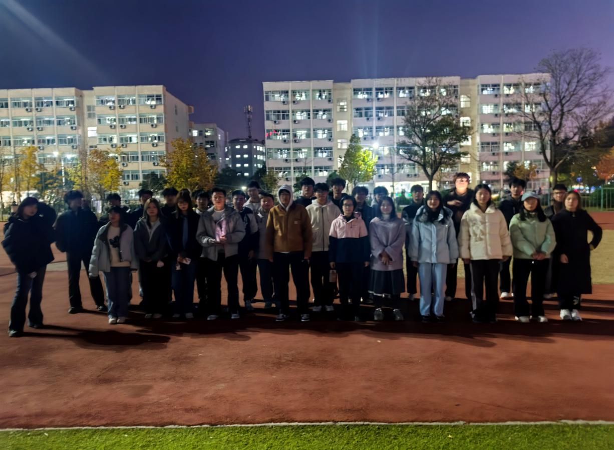 一群人站在广场上AI 生成的内容可能不正确。